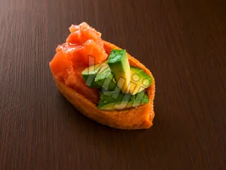 Inari sushi saumon avocat